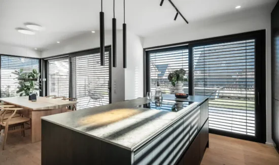 Haus mit Außenjalousien an den Fenstern